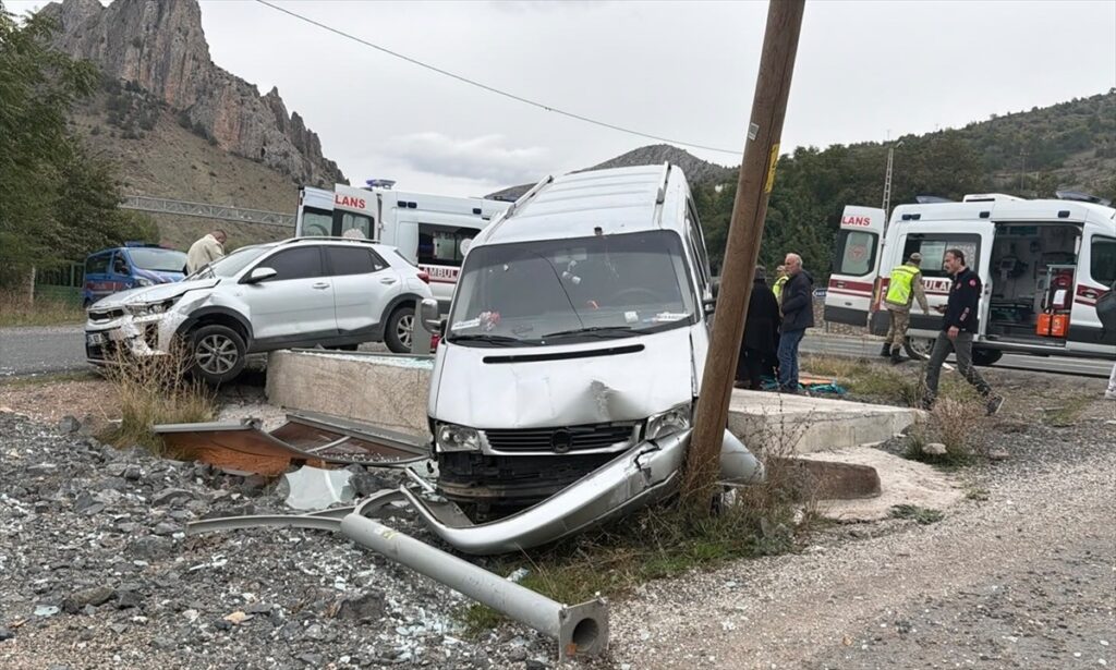gumushanede-panelvan-otomobille-carpisti-yaralanan-4-kisi-hastaneye-kaldirildi-sD7lWgKb