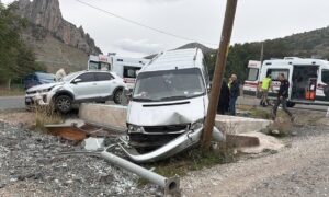 gumushanede-panelvan-otomobille-carpisti-yaralanan-4-kisi-hastaneye-kaldirildi-sD7lWgKb
