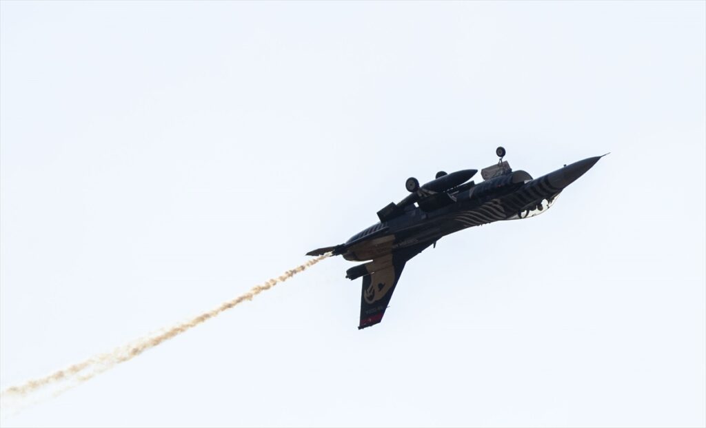 soloturk-sanliurfadaki-teknofestte-f-16-ile-ferdi-tayfur-sarkisiyla-uctu-Ps2FqkXU